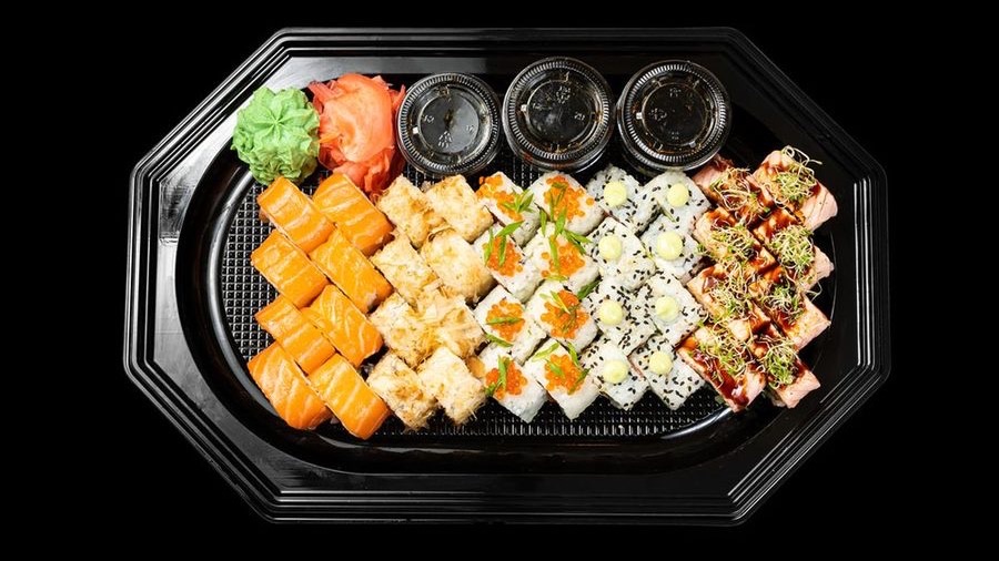 Awokado sushi padėklas su įvairiais suktinukais pristatymui