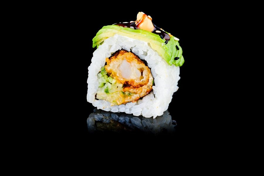 Awokado Dragon Roll suktinukas su avokadu ir keptos krevetės įdaru