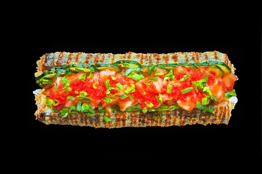 Awokado lašišos sushidog – ilgas suktinukas su ikrais