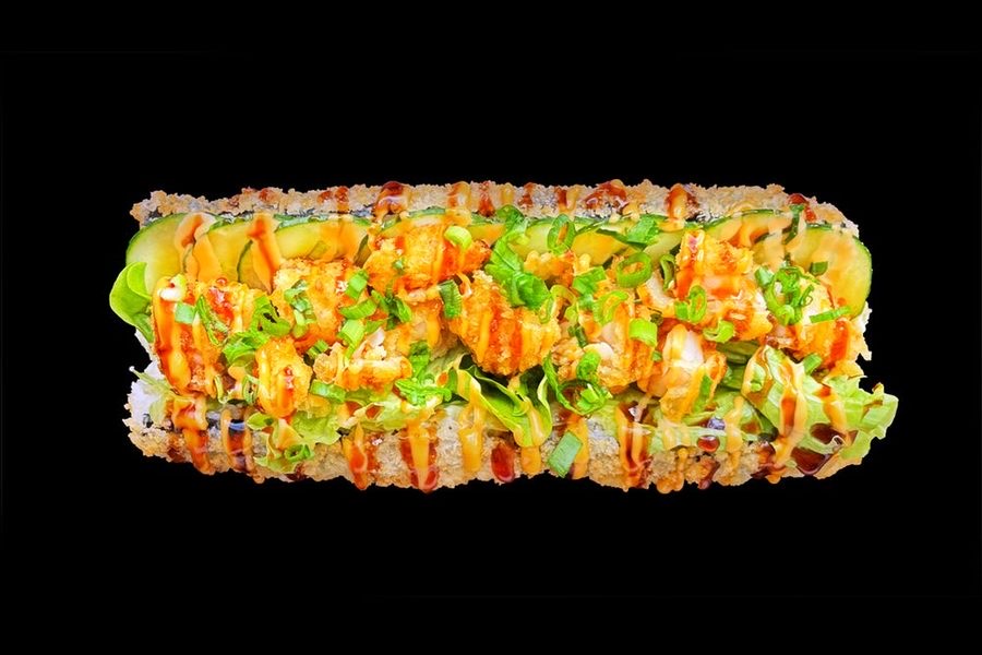 Awokado vištienos sushidog su salotos lapais ir pikantišku padažu