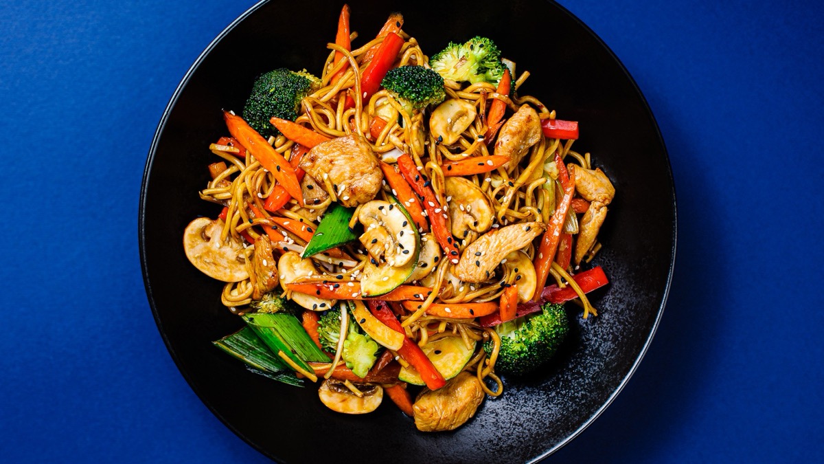 Wok makaronai su vištiena: kodėl tai Awokado bestseleris