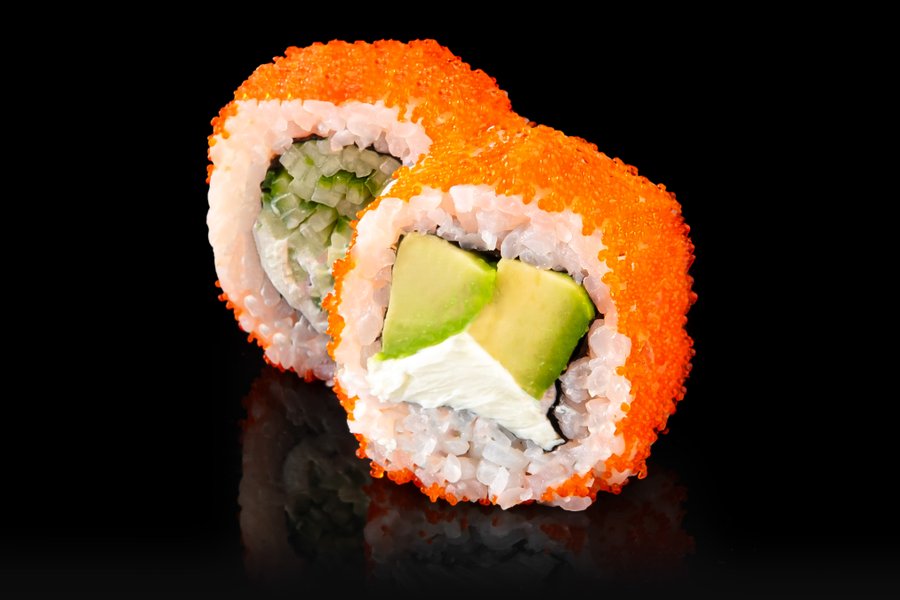 Suši roll'ai su avokadu, kreminiu sūriu ir masago ikrais